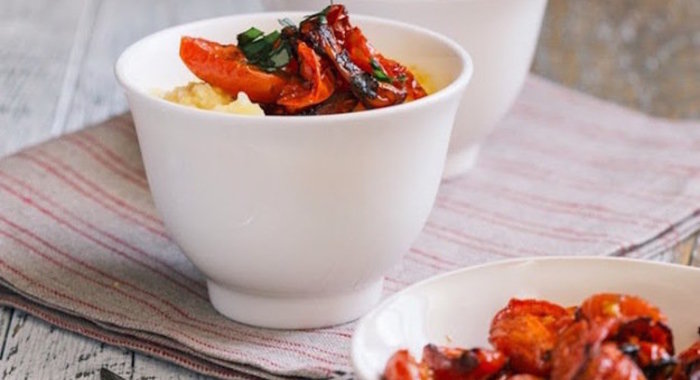 Кукурузная каша с жареными помидорами