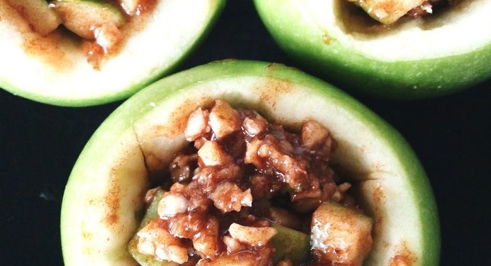 Запеченные яблоки с медом и орехами