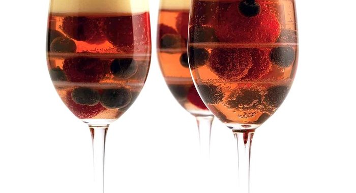 Желе из шампанского с ягодами