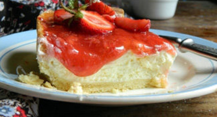 Пирог с творожным кремом и клубникой