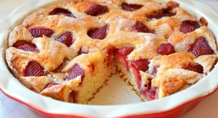 Пирог с клубникой на кефире