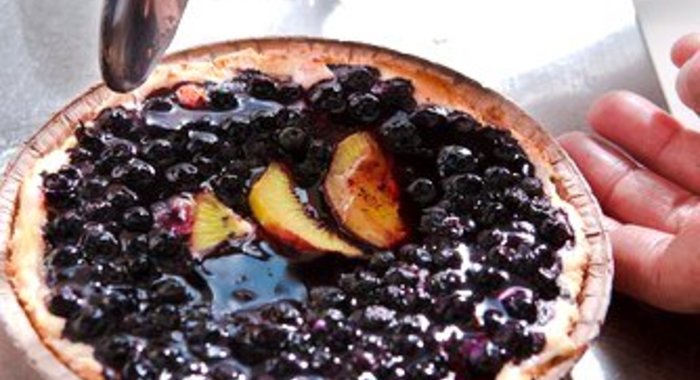 Открытый пирог с черникой и персиками