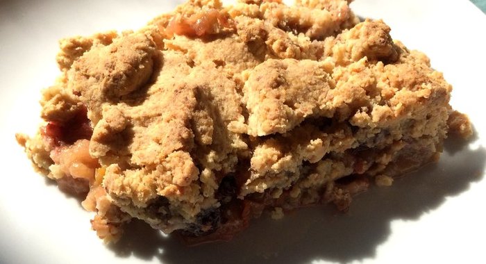 Безглютеновый крамбл из яблок с ежевикой и ревенем