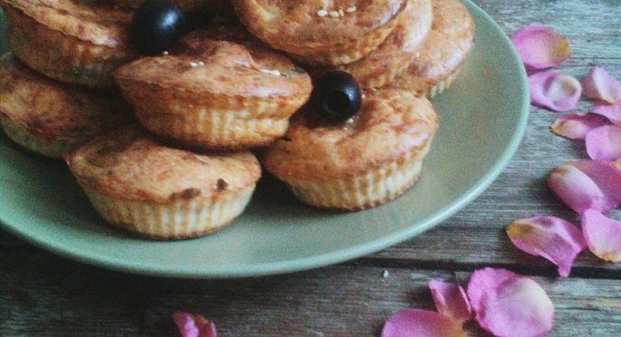 Луковые маффины с сырной начинкой