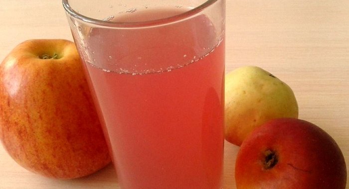 Яблочный компот с черной смородиной