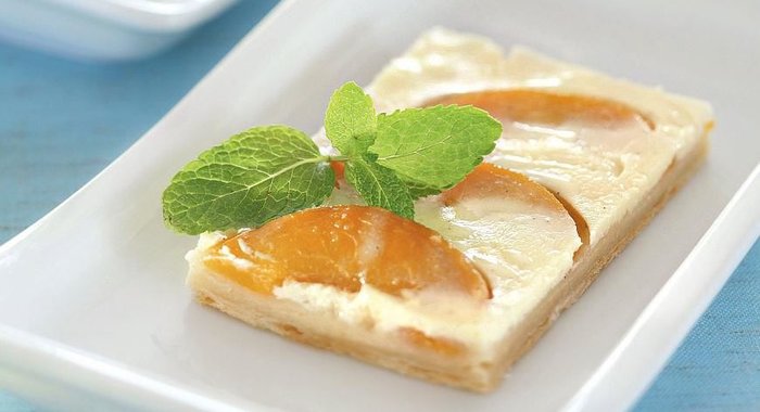 Быстрый пирог с персиками и йогуртом