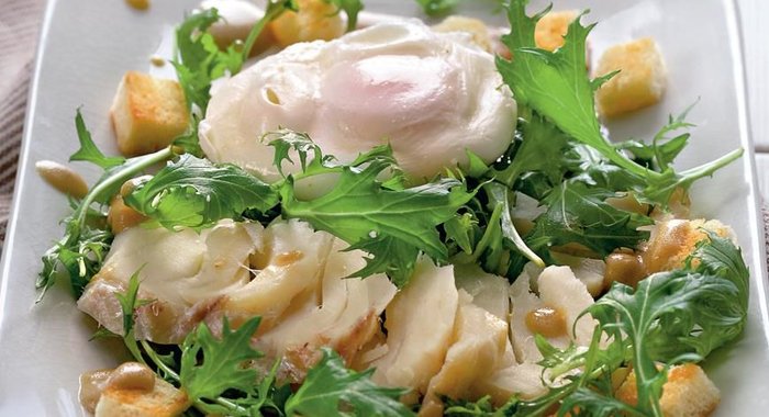Салат из копченой трески с яйцами-пашот и крутонами