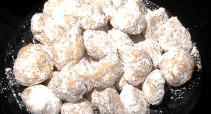 Печеные шарики с грецкими орехами в сахарной пудре
