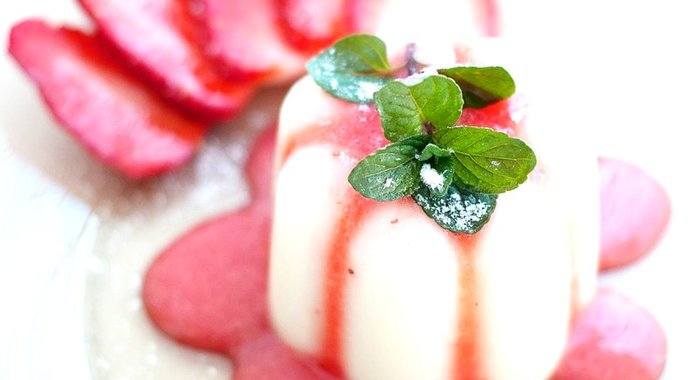 Панна-котта с клубничным соусом