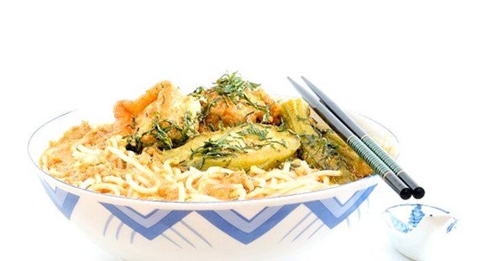 Суп с рисовой лапшой и жареным тофу