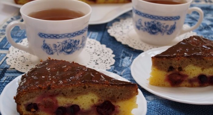 Пирог с вишней и творогом