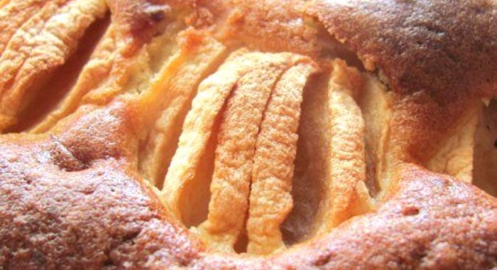 Пирог с курагой и яблоками