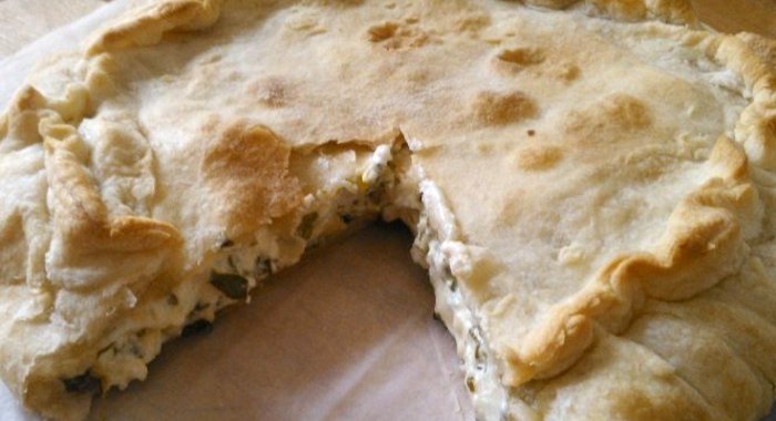 Слоеный пирог с творогом и зеленью