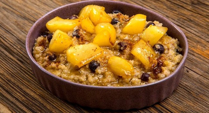 Каша из киноа с соте из груш