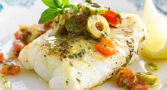 Треска, запеченная с помидорами и оливками