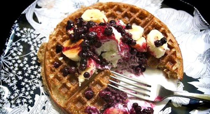 Бельгийские вафли с черничным соусом
