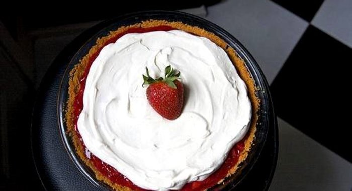 Клубничный пирог со взбитыми сливками
