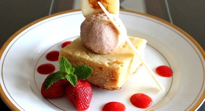 Блонди с клубничным мороженым и апельсиновым тюилем