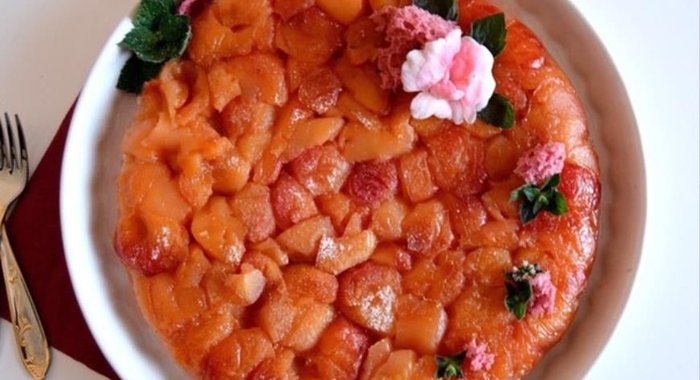 Яблочный пирог Tart Tatin со сливочным пломбиром