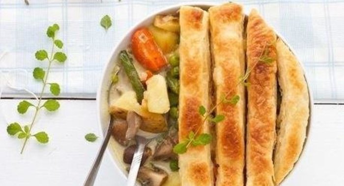 Ленивый вегетарианский пирог в горшочке с овощами