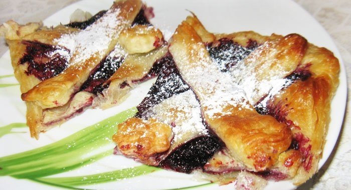 Пирог с повидлом из слоеного теста