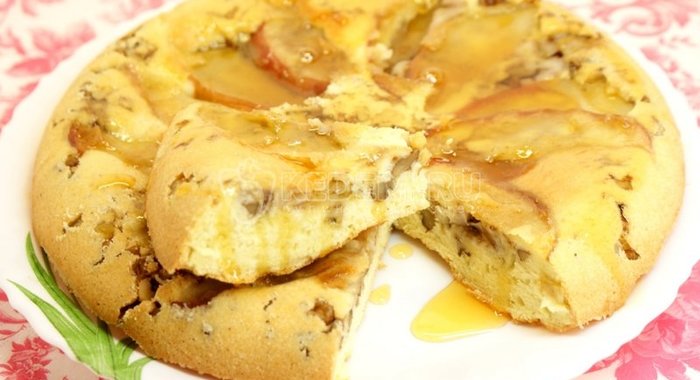 Пирог с яблоком и грецкими орехами