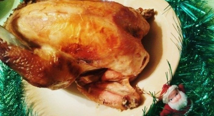 Курица, фаршированная рисом, яблоком и черносливом