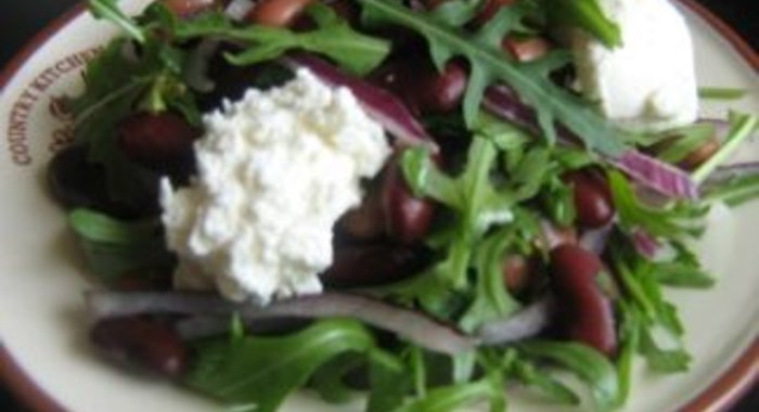Салат с фасолью, руколой и творожным сыром