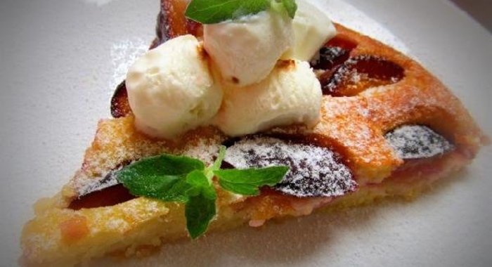 Нежнейший пирог со сливами