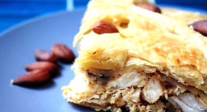 Пирог с курицей, миндалем и корицей