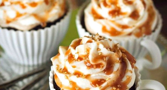 Кофейные маффины с карамелью и взбитыми сливками