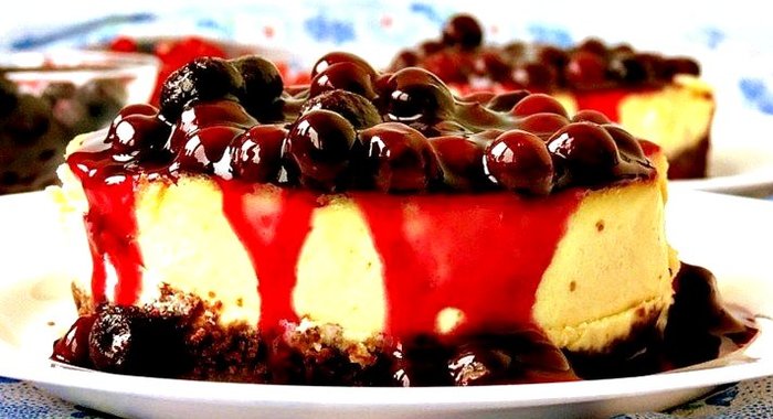 Мини-чизкейки с черничным соусом