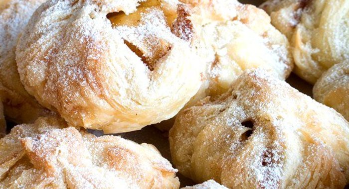 Слоеные мешочки с сахарной пудрой