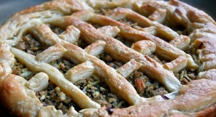 Открытый пирог с курицей, капустой и шпинатом