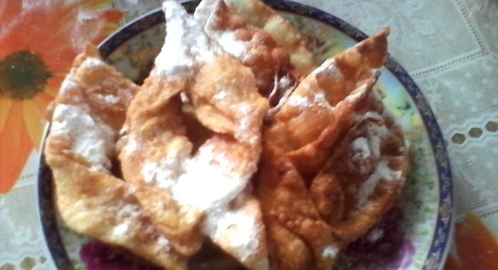 Слоеный хворост с сахарной пудрой