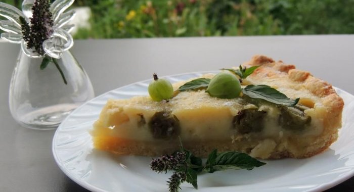 Песочный пирог с яблоком и крыжовником