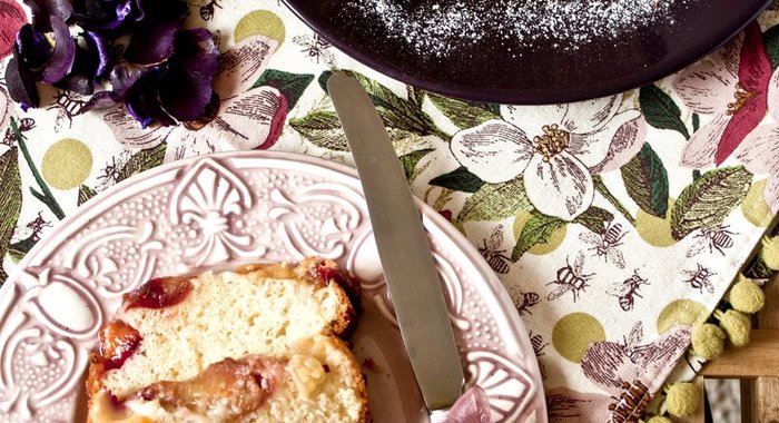 Пирог с карамелизированными сливами