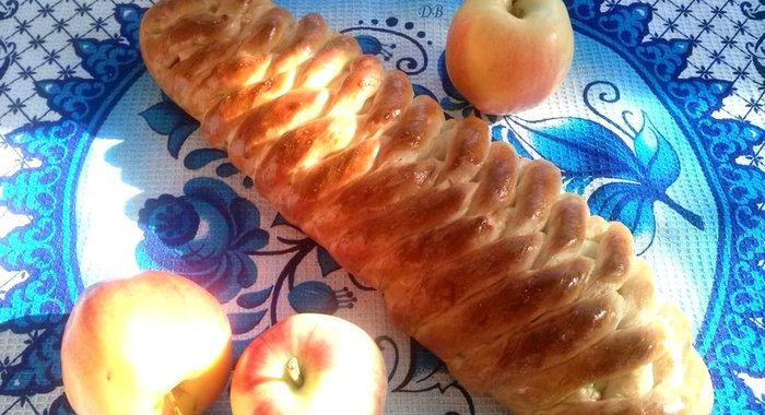 Сдобная плетенка с яблоками
