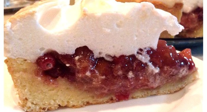 Яблочно-клюквенный тарт с меренгой