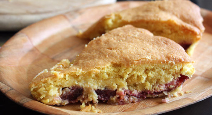 Кукурузный пирог со сливами