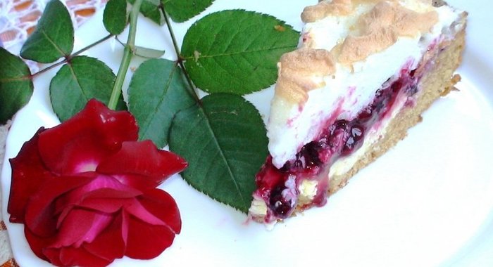 Творожной тарт со смородиной и мягкой меренгой