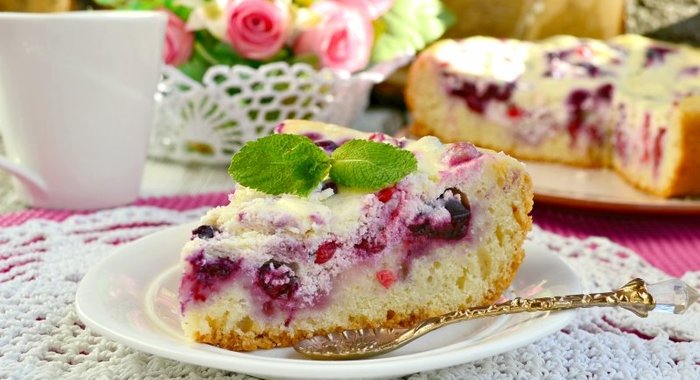 Пирог с творогом и смородиной в мультиварке