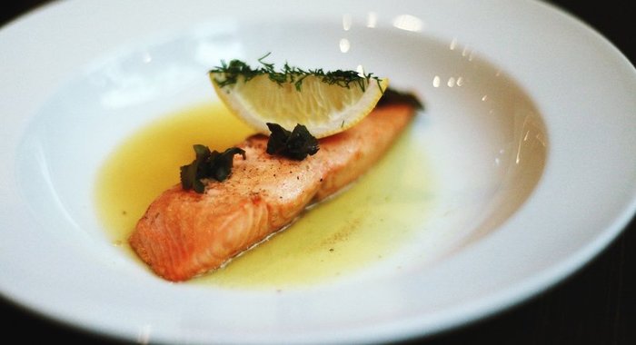 Лосось, томленный в зеленом чае