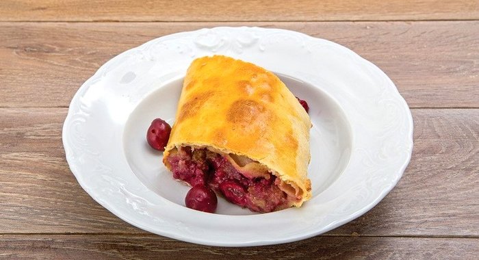 Штрудель с вишней, маскарпоне и миндалем