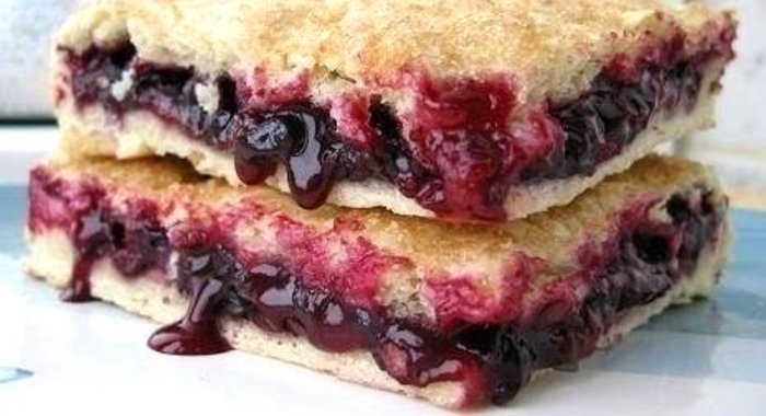 Постный пирог с черной смородиной