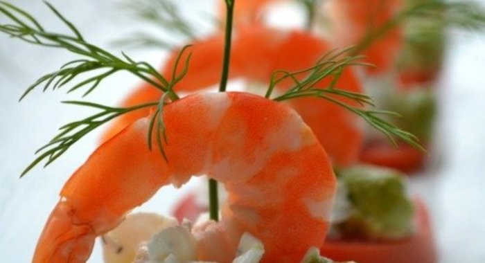 Закуска из мягкого сыра и креветок