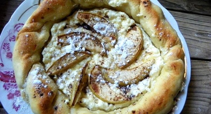 Открытый пирог с творогом и яблоком