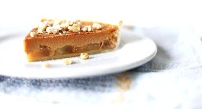 Пирог с яблоками и вареной сгущенкой