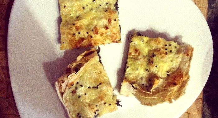 Пирог из лаваша с креветками и шпинатом