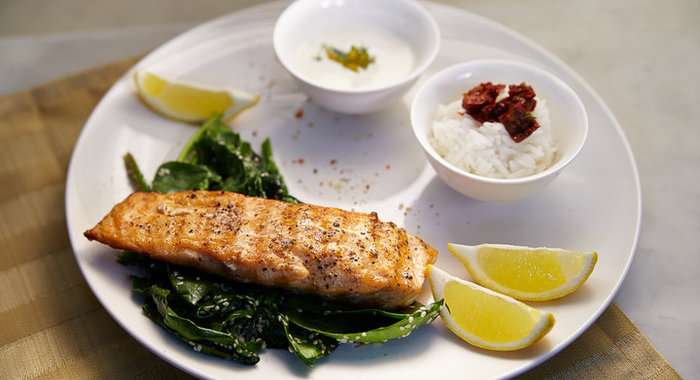 Жареный лосось с рисом